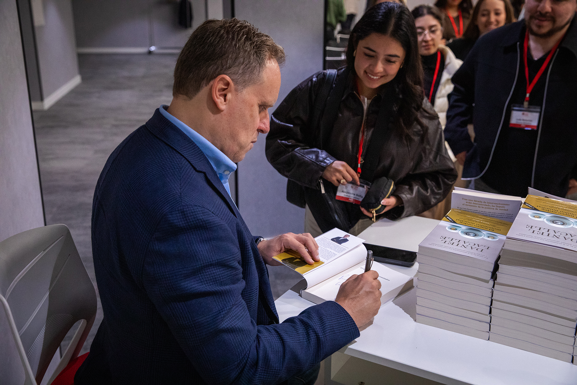 Daniel Lacalle firmando libros durante el viaje académico del MBA.