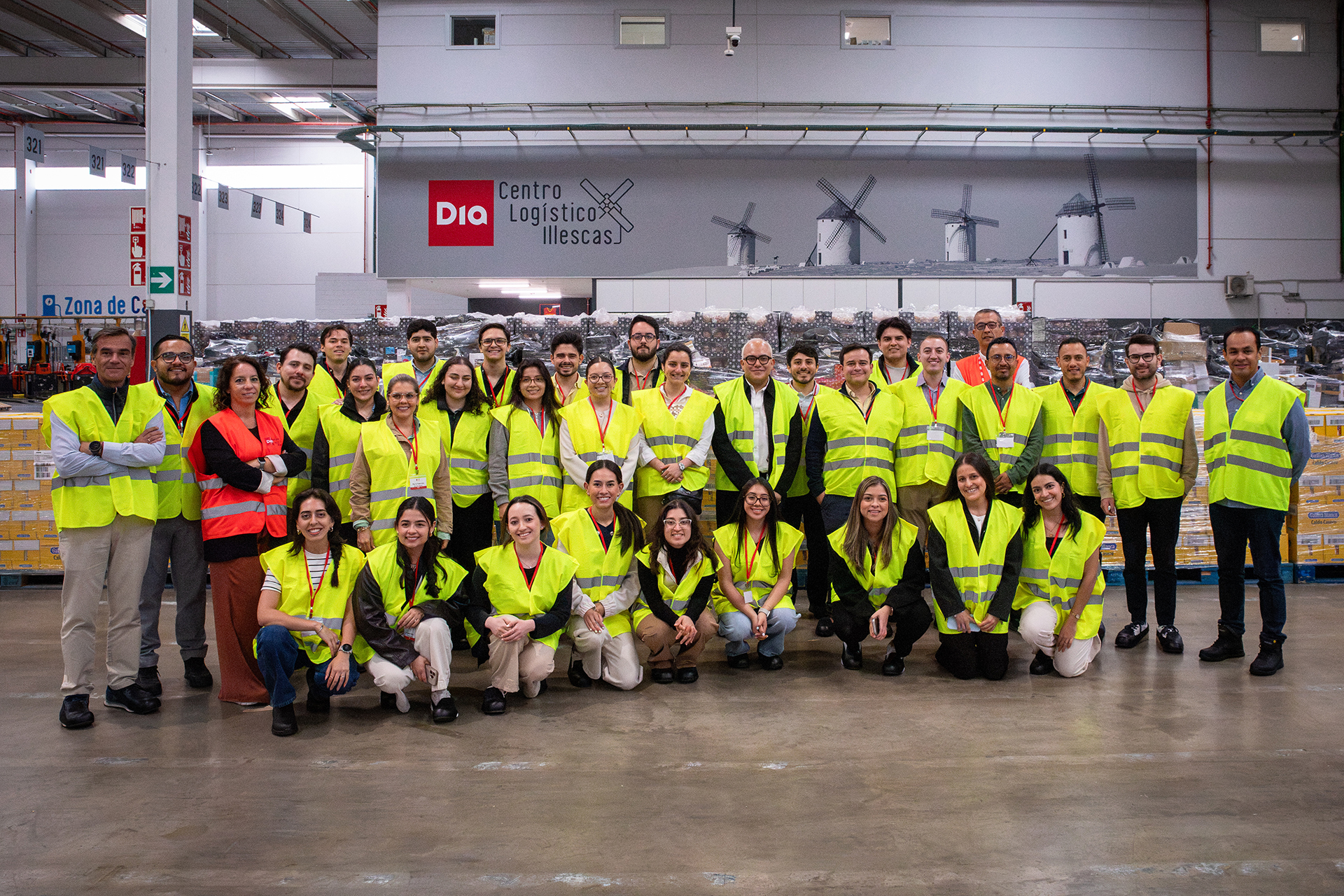 Estudiantes del MBA durante la visita empresarial al Grupo Día.
